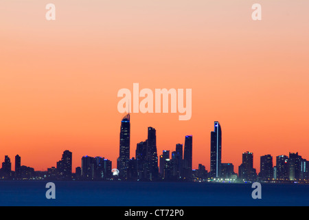 Gold Coast Skyline der Stadt in der Dämmerung Stockfoto