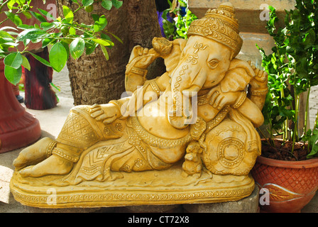 Goldene Statue von Ganesha - unter der Leitung der Elefant Gott Glück und Wohlstand Stockfoto