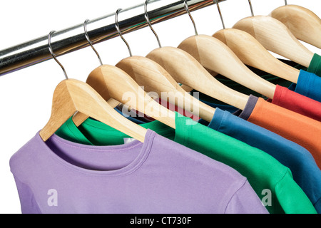 Bunte T-shirts auf dem Kleiderbügel Stockfoto