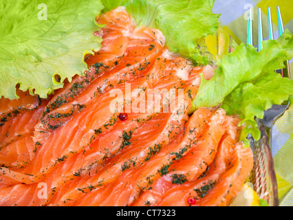 Nahaufnahme Foto von geräucherten Lachsscheiben serviert mit Salat und dill Stockfoto