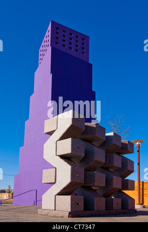 Bunte, unverwechselbare Architektur der Latino Cultural Center, Dallas, Texas (2003) vom Architekten Ricardo Legorreta. Stockfoto