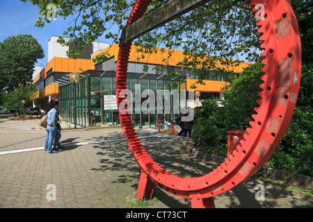 D-Dortmund, Ruhrgebiet, Westfalen, Nordrhein Westfalen, NRW, Universität Dortmund, Campus Nord, Martin Schmeisser Square, Mensa, Studentenwerk, Studenten, Zahnkranz Stockfoto