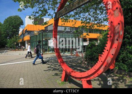 D-Dortmund, Ruhrgebiet, Westfalen, Nordrhein Westfalen, NRW, Universität Dortmund, Campus Nord, Martin Schmeisser Square, Mensa, Studentenwerk, Studenten, Zahnkranz Stockfoto