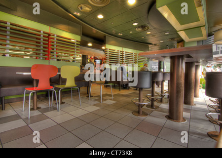 Innen MacDonalds Restaurant in Leeds Stockfoto