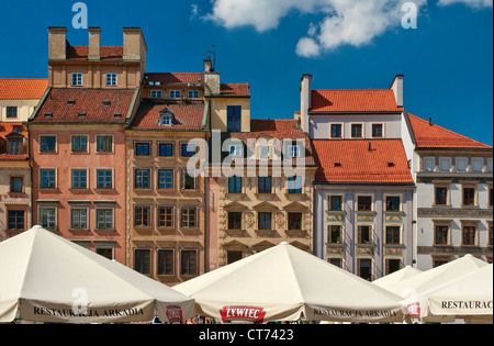 Bürgerhäuser, die nach dem 2. Weltkrieg wieder aufgebaut wurden, und Sonnenschirme in Open-Air-Cafés am Altstädter Marktplatz in Warschau, Polen Stockfoto