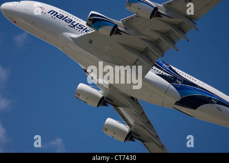 Malaysian Airlines Airbus A380 führt bei blauem Himmel im britischen Farnborough Air Show. Stockfoto