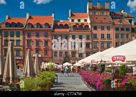 Bürger-Häuser und Sonnenschirme im Open-Air-Cafés am Marktplatz Altstadt in Warschau, Polen Stockfoto