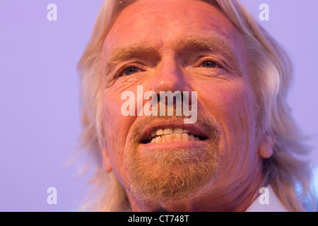 Sir Richard Branson spricht zum Publikum während Virgin Galactic Space Tourismus-Präsentation auf der Farnborough Air Show. Stockfoto