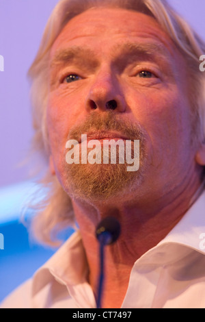 Sir Richard Branson spricht zum Publikum während Virgin Galactic Space Tourismus-Präsentation auf der Farnborough Air Show. Stockfoto