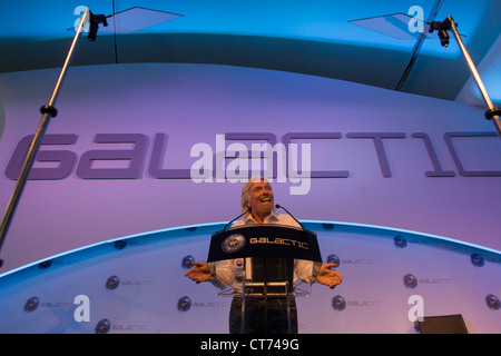 Sir Richard Branson spricht zum Publikum während Virgin Galactic Space Tourismus-Präsentation auf der Farnborough Air Show. Stockfoto