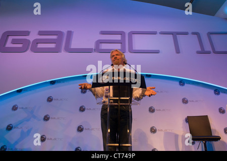 Sir Richard Branson spricht zum Publikum während Virgin Galactic Space Tourismus-Präsentation auf der Farnborough Air Show. Stockfoto