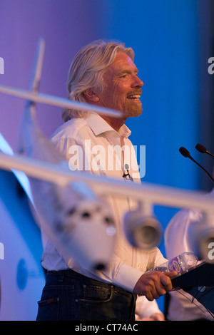 Sir Richard Branson spricht zum Publikum während Virgin Galactic Space Tourismus-Präsentation auf der Farnborough Air Show. Stockfoto