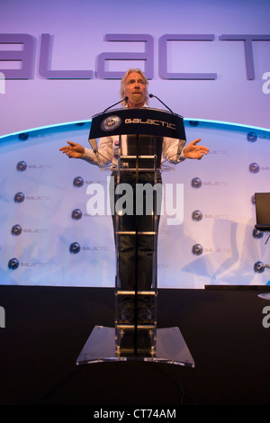 Sir Richard Branson spricht zum Publikum während Virgin Galactic Space Tourismus-Präsentation auf der Farnborough Air Show. Stockfoto