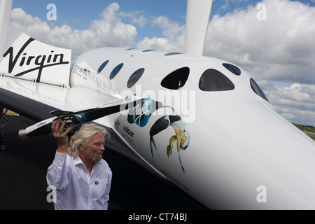 Neben seiner SpaceShipTwo Fahrzeug hält Richard Branson Modell des Satelliten LauncherOne nach Virgin Galactic Space Tourismus-Präsentation auf der Farnborough Air Show. Stockfoto