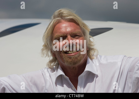 Neben seiner SpaceShipTwo Fahrzeug, Richard Branson nach Virgin Galactic Space Tourismus Präsentation in Farnborough Stockfoto