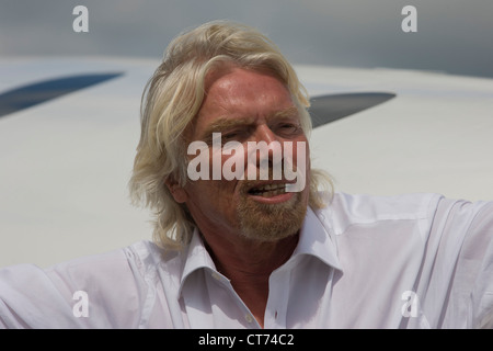 Neben seiner SpaceShipTwo Fahrzeug, Richard Branson nach Virgin Galactic Space Tourismus Präsentation in Farnborough Stockfoto