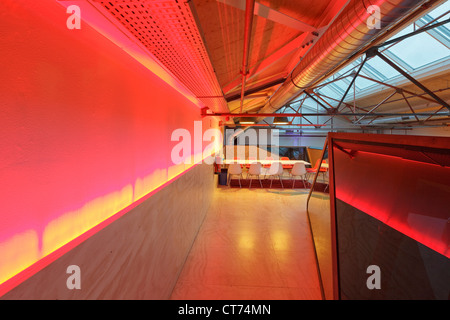 Red Bull Nederland Hauptquartier, Amsterdam, Niederlande. Architekt: Sid Lee Architektur, 2011. Mezzanine, gesehen vom Leiter der stai Stockfoto