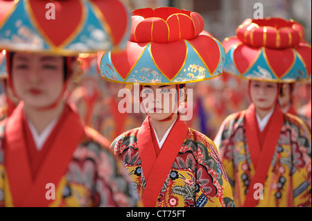 Traditionelle Tanzkünstler begeben sich während eines lokalen Festivals in Okinawa, Japan, zum nächsten Ort. Stockfoto