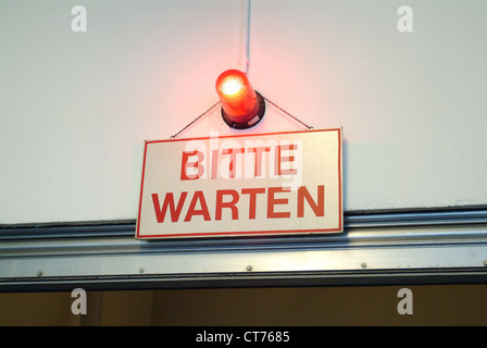 Eine Warnleuchte mit einer Zeichen-Bitte-Wartezeit Stockfoto