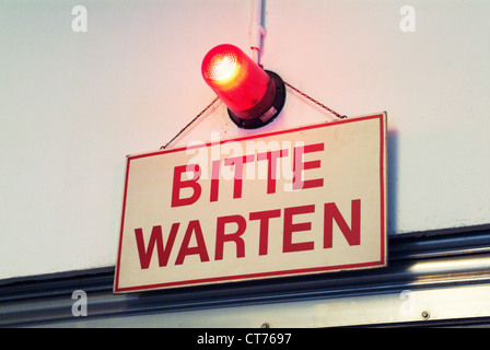 Eine Warnleuchte mit einer Zeichen-Bitte-Wartezeit Stockfoto