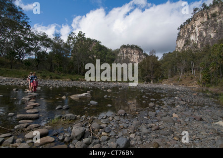 Eine Familie, die weichen Steine Carvarvon Creek im Carnarvon Gorge National Park in Queensland, Australien Stockfoto