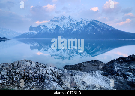 Minnewanka Lake mit fairholme Stockfoto