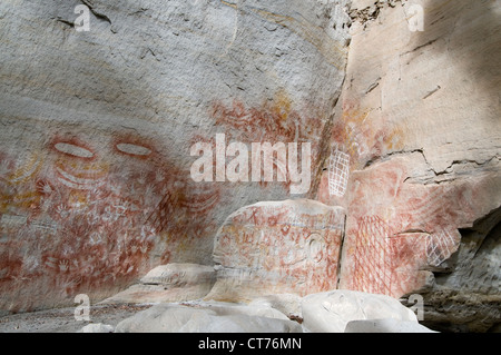 Kunst der Aborigines Schablone auf eine Felswand, bekannt als die Kunstgalerie im Carnarvon Gorge National Park in Queensland, Australien Stockfoto