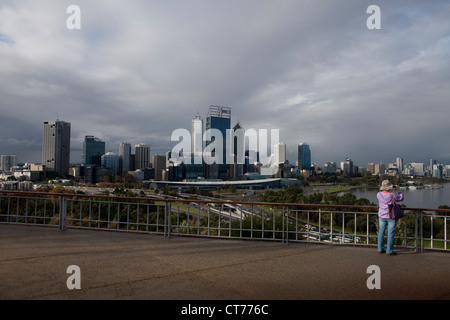 Die Stadt Perth und die berühmte Skyline wie gesehen vom Kings Park in der Tageszeit, Perth, Western Australia. Stockfoto