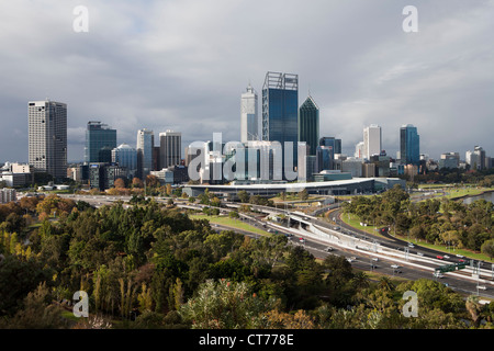 Die Stadt Perth und die berühmte Skyline wie gesehen vom Kings Park in der Tageszeit, Perth, Western Australia. Stockfoto