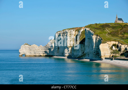 Berühmten Klippen von Etretat und Arche "Le Chaudron" und die Kapelle "Notre-Dame De La Garde" in der französischen Normandie "d'Amont" Stockfoto