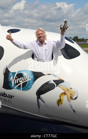 Sir Richard Branson, Gründer der Virgin Galactic, mit einem Modell des LauncherOne in einer Replik des SpaceShipTwo. Stockfoto