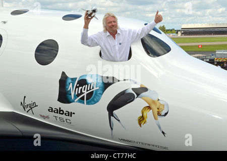 Sir Richard Branson, Gründer der Virgin Galactic, mit einem Modell des LauncherOne in einer Replik des SpaceShipTwo. Stockfoto