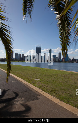 Die Stadt Perth und der legendären Skyline aus über den Swan River in Perth, Western Australia gesehen. Stockfoto