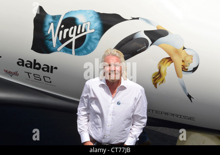 Sir Richard Branson, Gründer der Virgin Galactic vor eine Nachbildung des SpaceShipTwo auf der Farnborough Airshow 2012 vorgestellt. Stockfoto