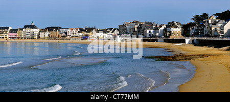 Panorama-Foto von Meer, Strand und Stadt von Quiberon im Département Morbihan in der Bretagne im Nordwesten Frankreichs. Stockfoto