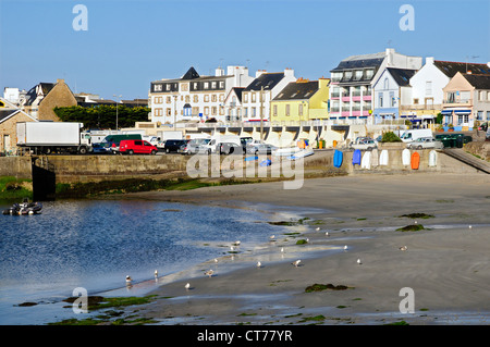 Port Maria und Strand mit Gebäuden im Hintergrund, Quiberon im Département Morbihan in der Bretagne im Nord-westlichen Franken Stockfoto