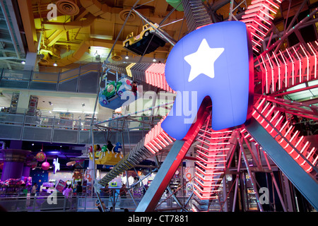 Riesenrad in der Big Toys R speichern uns in den Times Square, New York City, USA. Stockfoto