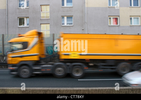 Feierabendverkehr auf der A40 in Essen Stockfoto