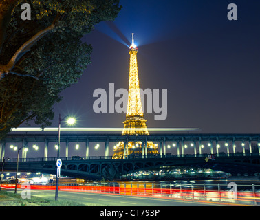 Die Bir Hakeim-Brücke und den Eiffelturm bei Nacht Stockfoto