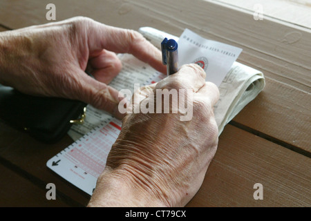 Symbolfoto, Spieler in einen Wettschein ausfüllen Stockfoto