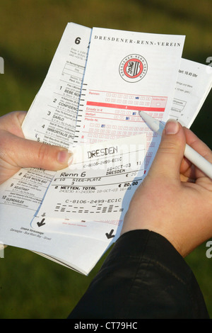 Symbolfoto, Spieler in einen Wettschein ausfüllen Stockfoto