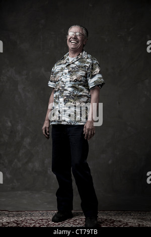 Porträt eines älteren Mannes stehen und lachen Stockfoto