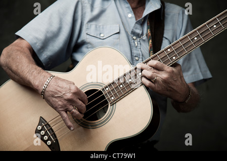 Man spielt akustische Bassgitarre Stockfoto