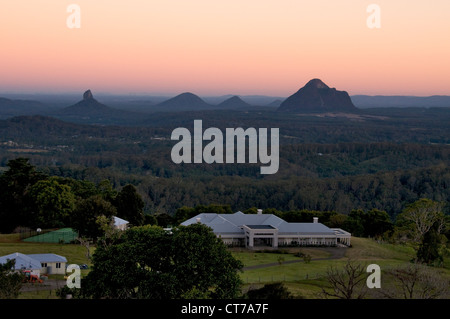 Winter-Sonnenuntergang über die Glass House Mountains im Queensland Hinterland an der Sunshine Coast in Australien. Stockfoto