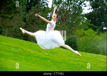 Ballerina grand Jete zu tun Stockfoto