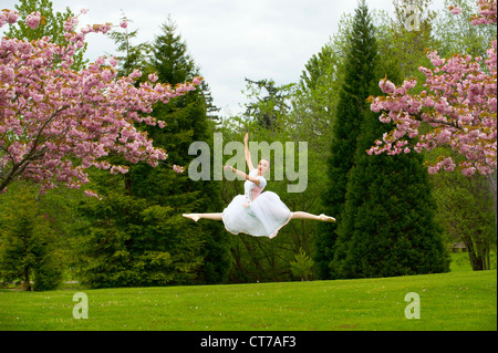 Ballerina grand Jete zu tun Stockfoto