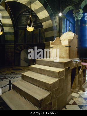 Thron Karls des großen. C.800. Marmor. Westseite der oberen Galerie. Pfälzer Kapelle. Aachener Dom. Deutschland. Stockfoto