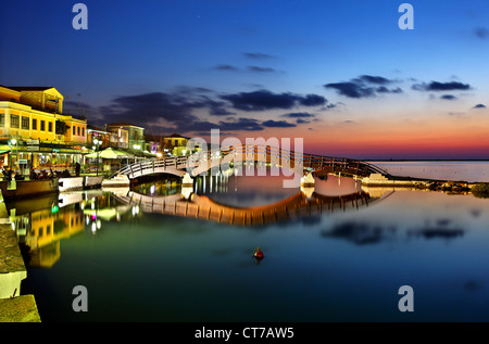 Sonnenuntergang in Lefkas (Lefkada) Stadt, in der kleinen Marina für die Fischerboote mit schöne Holzbrücke. Ionische Inseln, Griechenland. Stockfoto