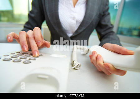 Weibliche Hand Einwahl-Nummer im Büro Stockfoto