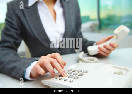 Weibliche Hand Einwahl-Nummer im Büro Stockfoto